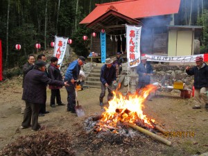 焼納する人たち